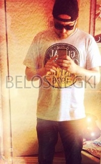 в темных очках и бейсболке