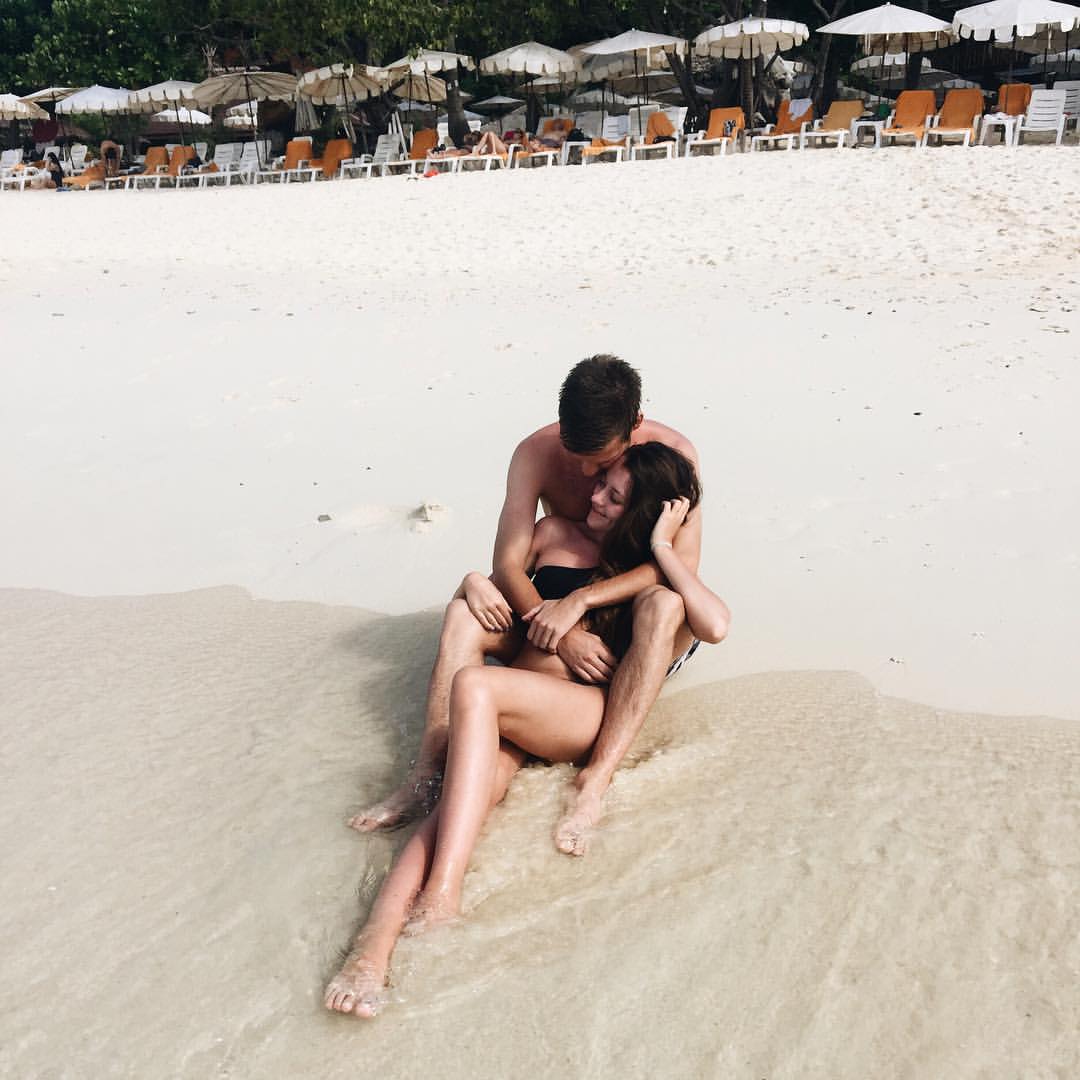 парочка на пляже