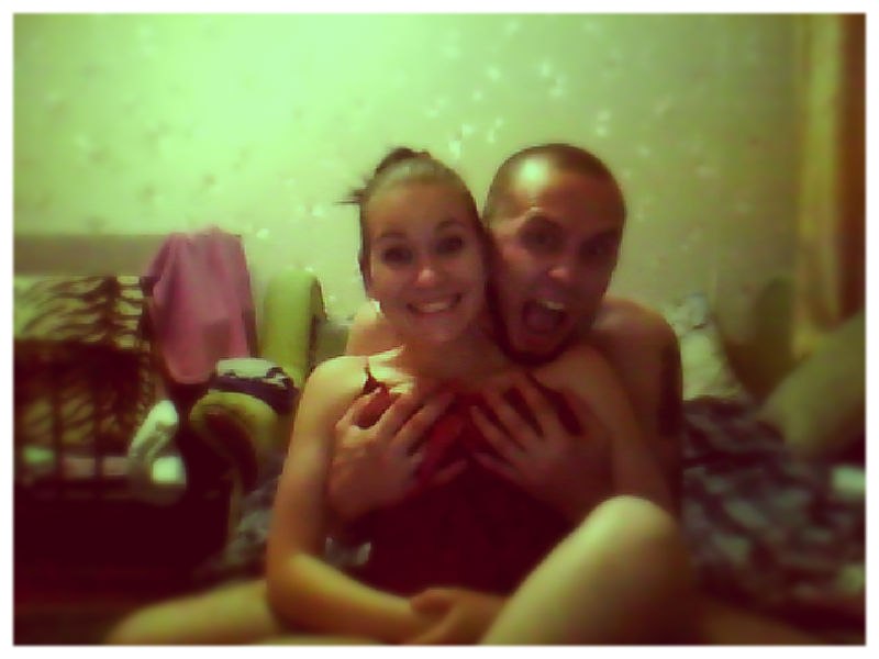 влюбленный мужчина обнимает женщину